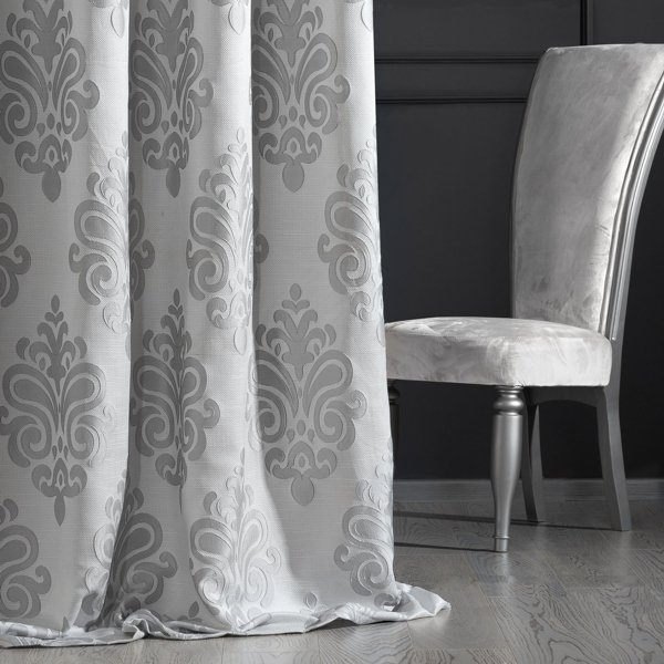 Zasłony w ornamenty w stylu pałacowym – salon glamour
