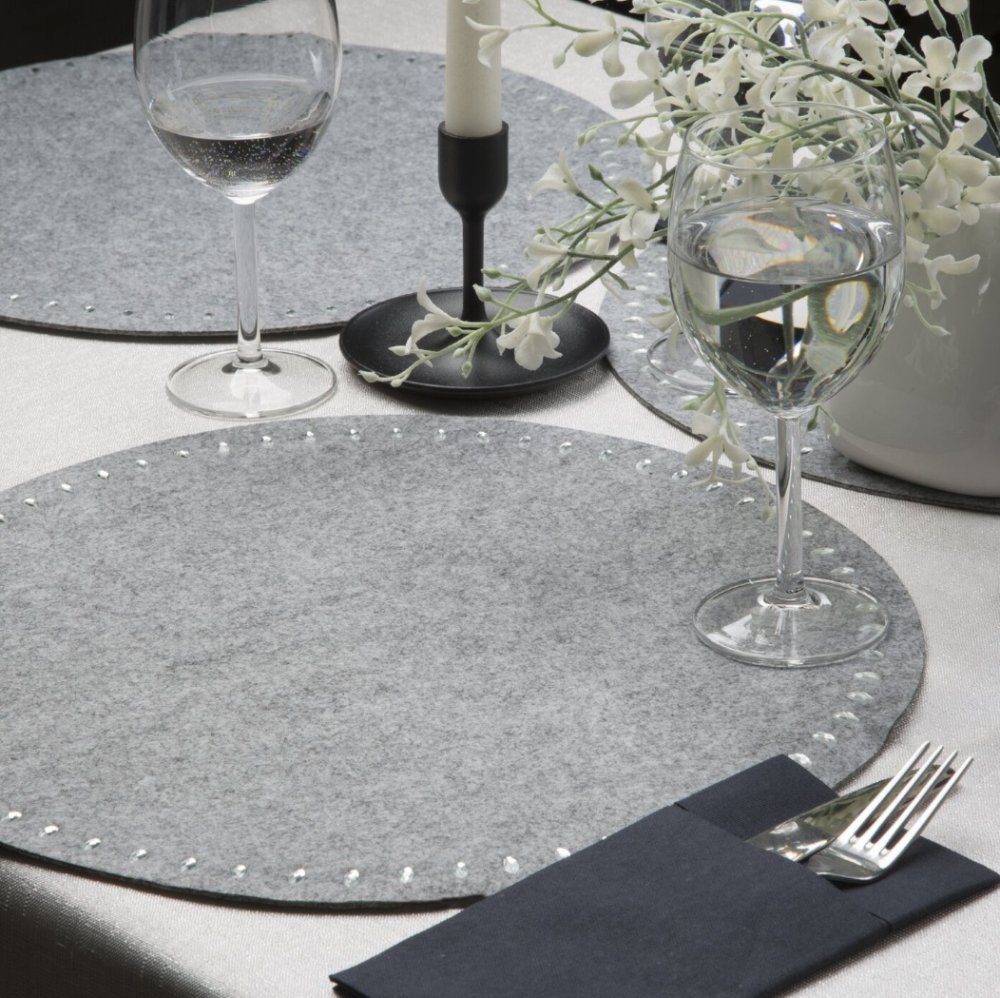 Sk&oacute;rzane podkładki na st&oacute;ł