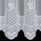 Białe zazdrostki do kuchni Celin 90 cm z ażurowym ornamentem i lekką woalową teksturą