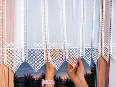 biała zazdrostka panelowa z batystu wykończona gipiurą dookoła