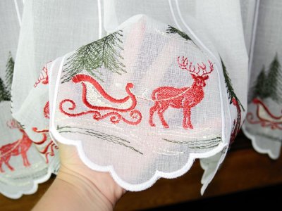 kr&oacute;tka firanka świąteczna 90 cm z reniferem i saniami