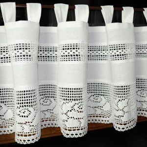 biała zazdrostka szydełkowa na szelkach aranżacja kuchni