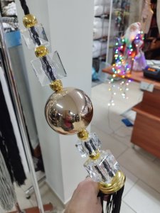 Chwost do okna czarny ze złotą kulą w stylu glamour