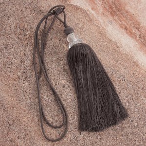 Podpięcie do zasłon &bdquo;Karen&rdquo; stalowy &ndash; z dekoracyjnym chwostem i kryształkami