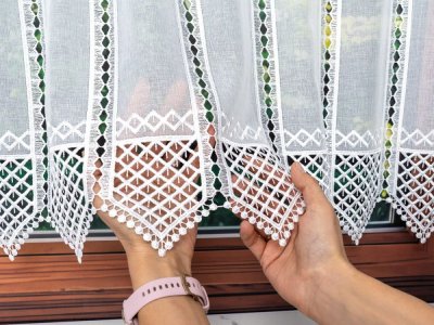 panelowa zazdrostka z batystu wykończona gipiurą dookoła