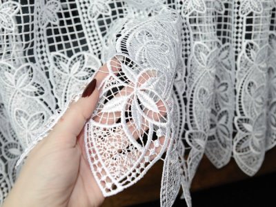 kr&oacute;tka firana z gipiury do salonu GRETA