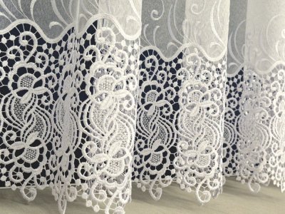 Bogato zdobiona kremowa firana z gipiurą – turecka markizeta Margarita