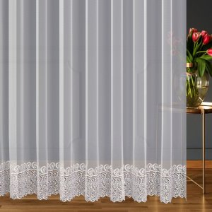 Biała markizeta z jednym szlakiem gipiury i haftem ARUNA