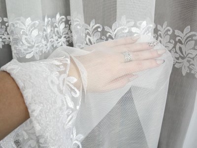 Biała firana haftowana bez prasowania BRUNI elegancka do salonu i pokoju