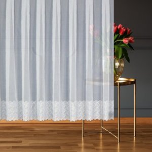 Krótka firana z białego woalu haftowanego DAMAR