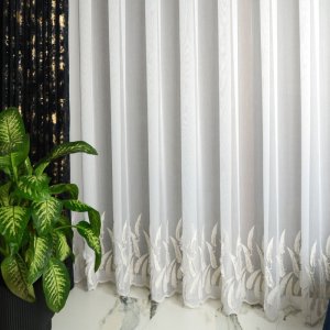 nowoczesna kr&oacute;tka firana do salonu z haftem lisci 3d latte zlota nitka