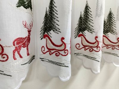 świąteczna zazdrostka bożonarodzeniowa z haftem reniferów i sani wys. 60 cm