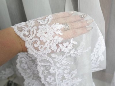 firany do salonu z ozdobnym dołem olga ząbki i haft kwiaty makro