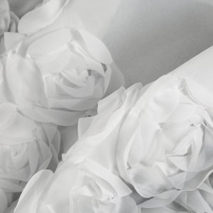 Delikatna szyfonowa firana ROSE ze zdobieniem w formie tkaninowych róż