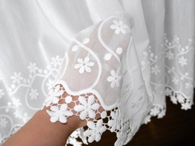 elegancka biała zazdrostka z delikatnym haftem kwiatowym
