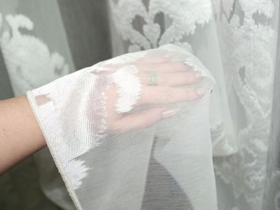 firana ecru z dużym wzorem tkanym samira detal struktury tkaniny