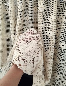 ażurowa zazdrostka beżowa do kuchni 64 cm