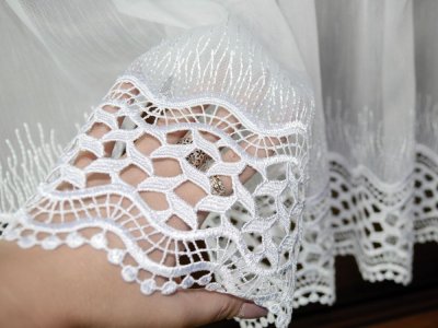 biała zazdrostka na dużych oczkach z gipiurą