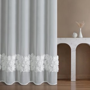 Firana z szyfonu ROSE 280 cm z aplikacją róż 3D – elegancka dekoracja okienna do salonu