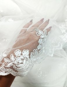 Elegancka kremowa firana z koronkowym haftem