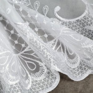 Zazdrostki do kuchni Celin 90 cm z woalu haftowanego, klasyczny styl i subtelny wz&oacute;r