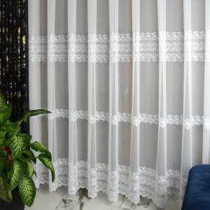 Długa biała firana bambus 260 cm BRUNI z trzema szlakami haftu florystycznego