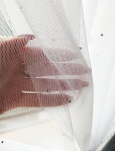 Nowoczesna biała firana tiulowa z cyrkoniami – na metry | szyta na wymiar bez prasowania „ARMON” 305