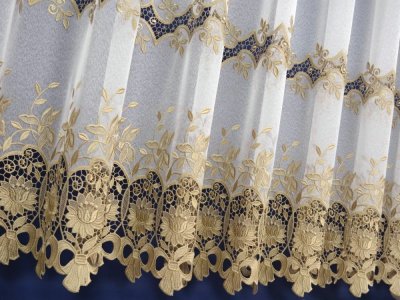 Długa firana do salonu ze złotą gipiurą KOKARDKI