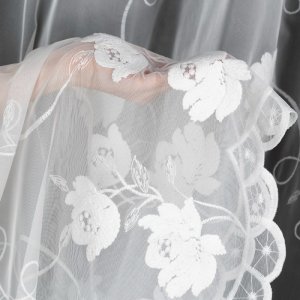 zblizenie haftu na firanie luna kwiaty subtelne detale