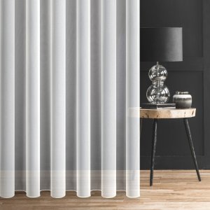 kremowa firana do wysokich okien nowoczesna