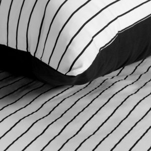 Elegancka pościel 200x220 kontrastowa aranżacja monochromatyczna