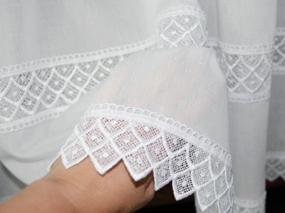 zazdrostka z etaminy z ażurową gipiurą na dole