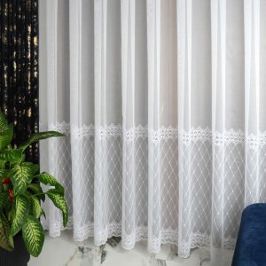 luksusowa firana do salonu dubaj 300 biała szeroki haft karo 85 cm
