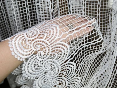 Gruba, gęsto tkana gipiura firany HESTIA bez prasowania