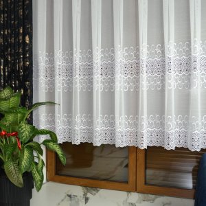 biała firana z gipiurą basko aranżacja kuchni jasne okno