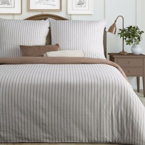 Pościel w beżowe paski dwustronna 200x220 do jasnej sypialni