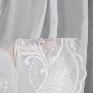 Delikatna firana batystowa matowa z haftem LINDOS