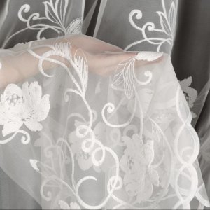 zblizenie haftu na firanie bianka delikatne białe kwiaty