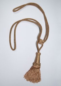 Eleganckie beżowe podpięcie dekoracyjne do zasłon z dużym chwostem