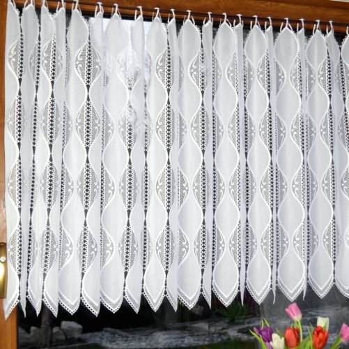 Białe zazdrostki do kuchni z gipiurą, naturalna etamina i batyst, wysokość 90 cm, elegancka firana