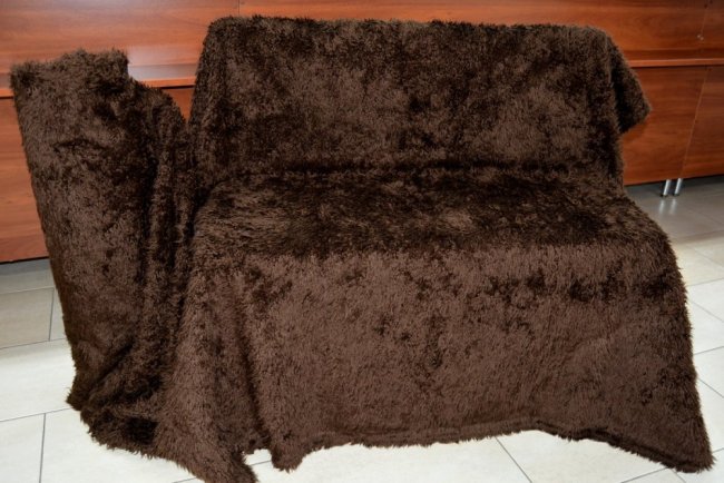 futerkowa narzuta na kanapę z metra kolor brąz venge &ndash; tkanina narzutowa